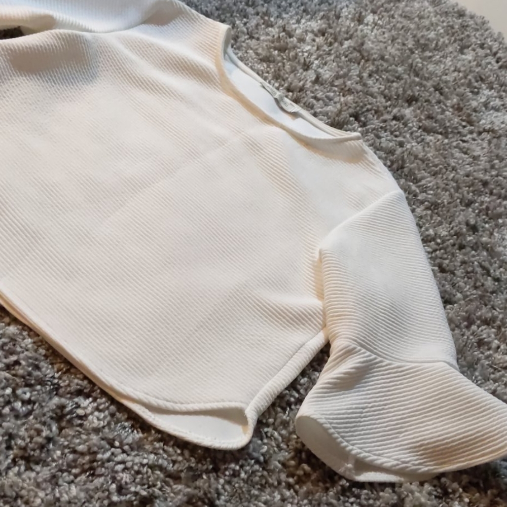 Beautiful top with trumpet sleeves. Made in Italy.